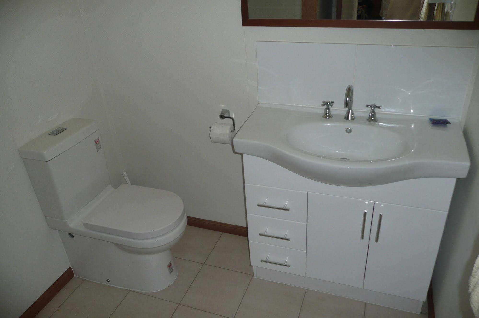 Ocean Breeze Apartments Bowen Esterno foto